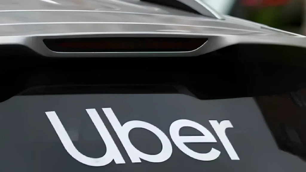 Uber запустить перше в Європі роботаксі, крупний план брендованого елемента автомобіля