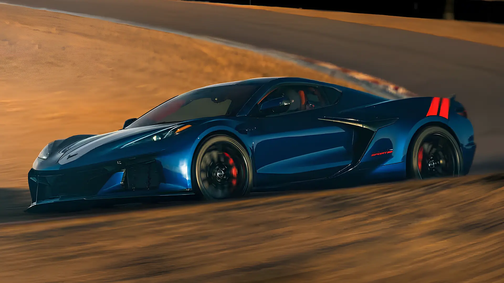 Chevrolet Corvette Grand Sport 2027 синього кольору в русі на гоночній трасі, вид спереду збоку
