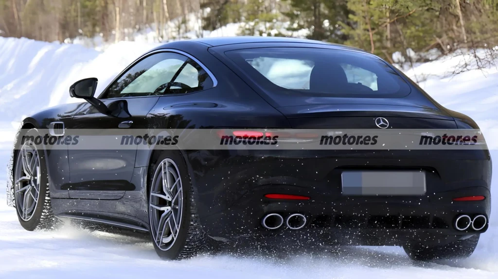 Mercedes-AMG GT Coupé 2027: задня частина спортивного купе під час зимових тестів