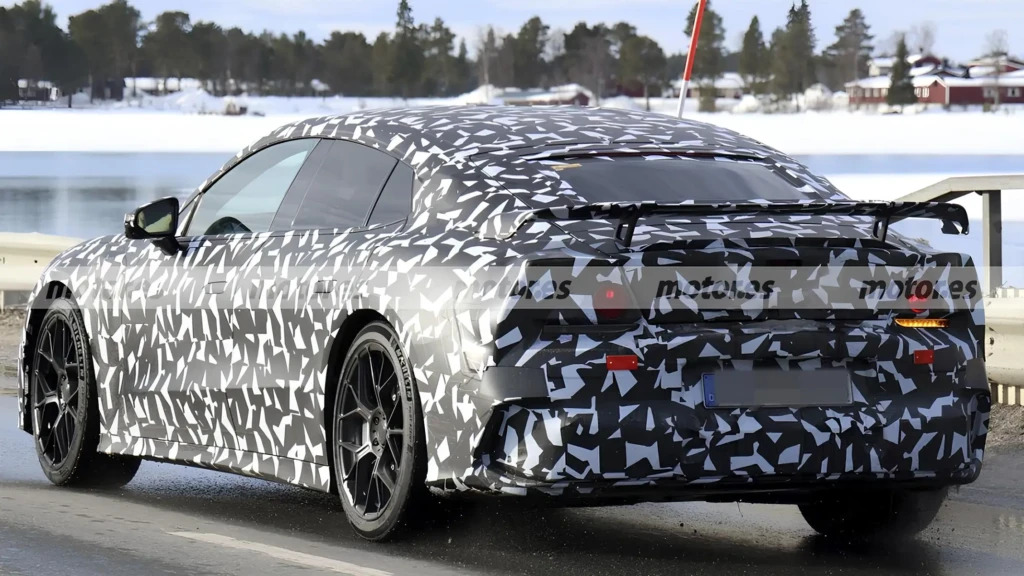 Електричний Mercedes-AMG GT у камуфляжі на зимових тестах, вид ззаду збоку