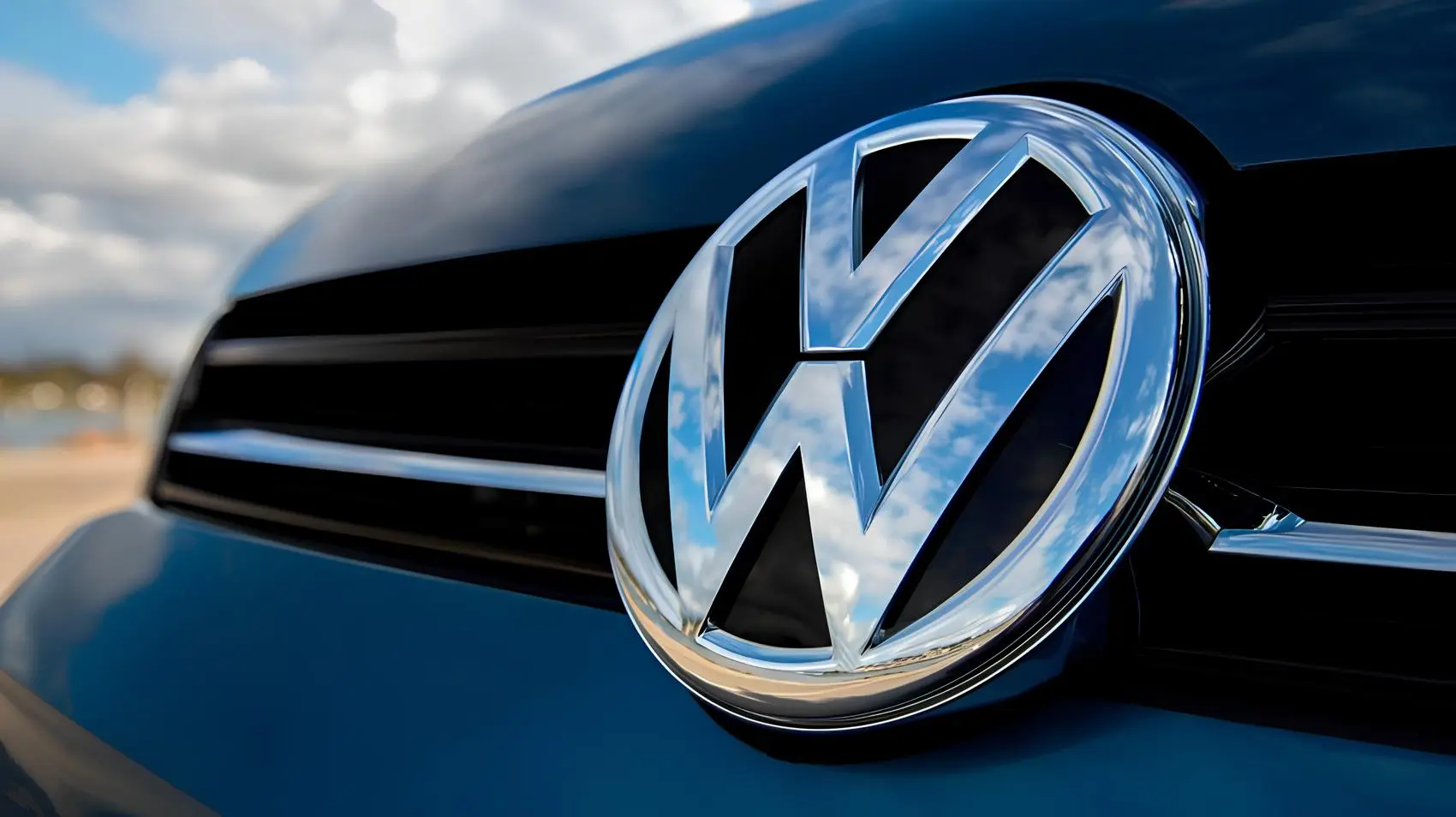 Логотип Volkswagen крупним планом на решітці радіатора автомобіля