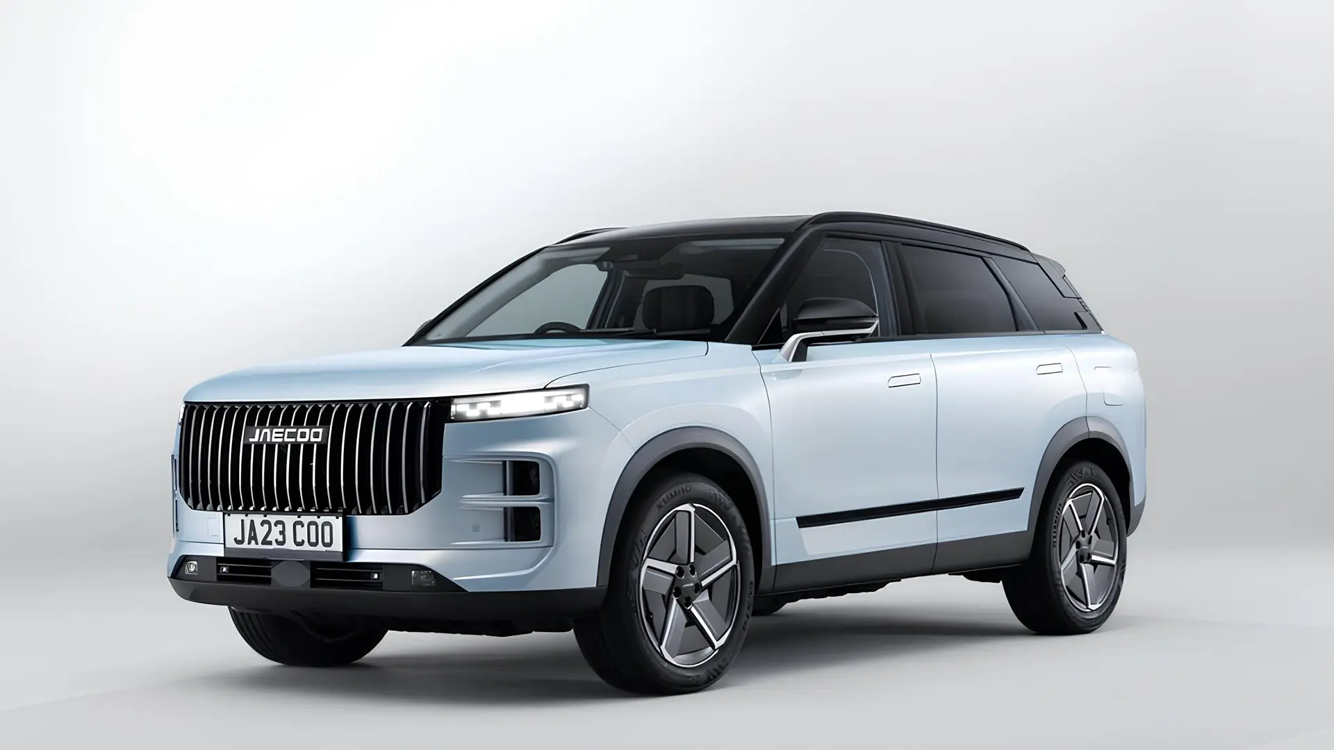 Jaecoo 7 SHS-H у світлому кузові, вид спереду збоку