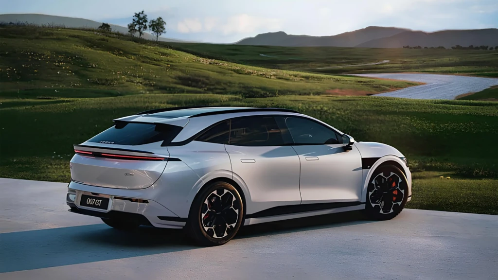 Zeekr 007 GT може подорожчати: електричний універсал у задньому ракурсі на тлі природного ландшафту