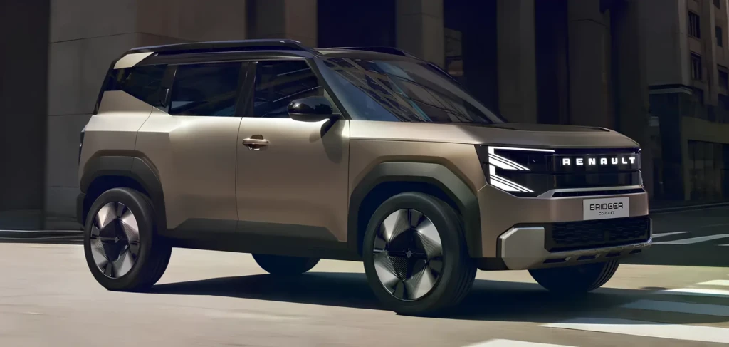 Renault Bridger Concept у місті: бежевий кросовер з підсвіченим написом RENAULT на решітці