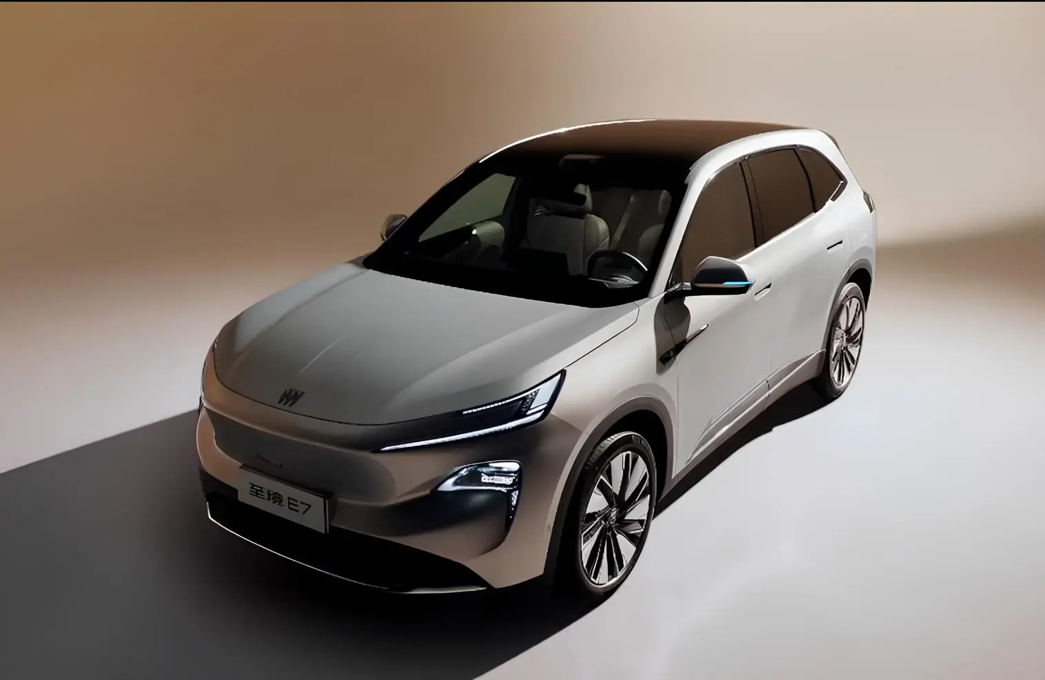 Електричний кросовер Buick Electra E7: передній тричвертний ракурс, світлий кузов, тонкі LED-фари та великі колісні диски