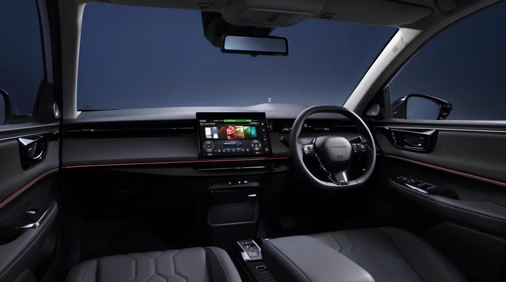 Салон електромобіля з місця водія: великий центральний екран мультимедіа, мінімалістична панель та атмосферне підсвічування