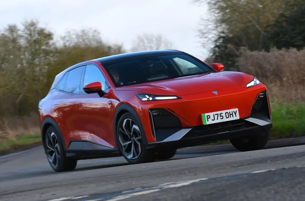 Червоний електричний кросовер Deepal S07 у русі, вигляд спереду збоку, вузька LED-оптика та спортивний передок