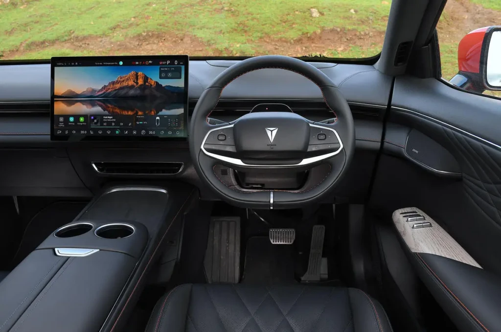 Салон Deepal S07: кермо, великий центральний екран мультимедіа та центральна консоль з підстаканниками, вигляд з місця водія