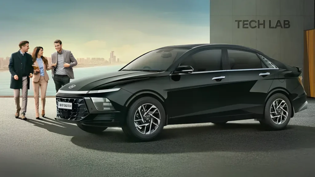 Hyundai Accent 2026: чорний седан біля будівлі з написом TECH LAB, поруч троє людей на тлі набережної