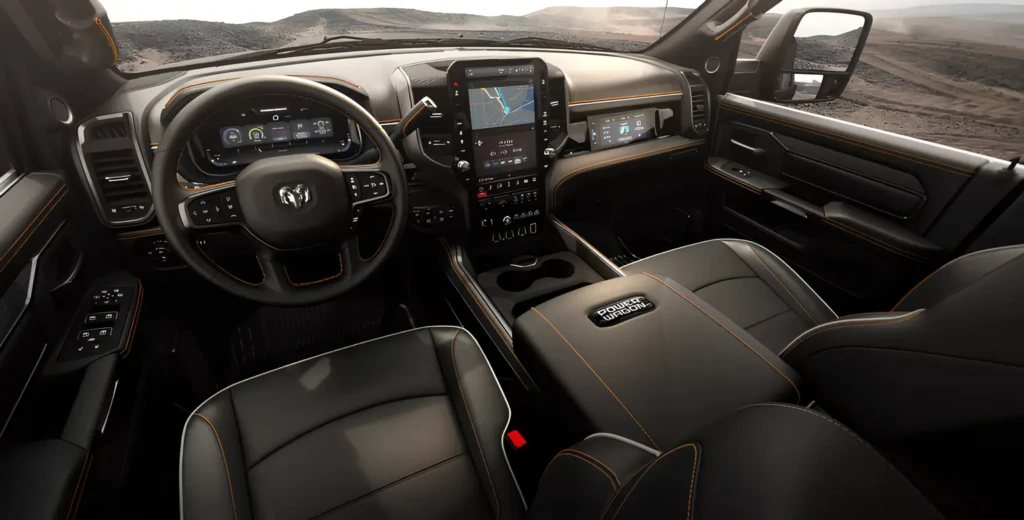 Интерьер пикапа Ram Power Wagon: цифровая приборная панель, большой вертикальный экран мультимедиа и массивная центральная консоль