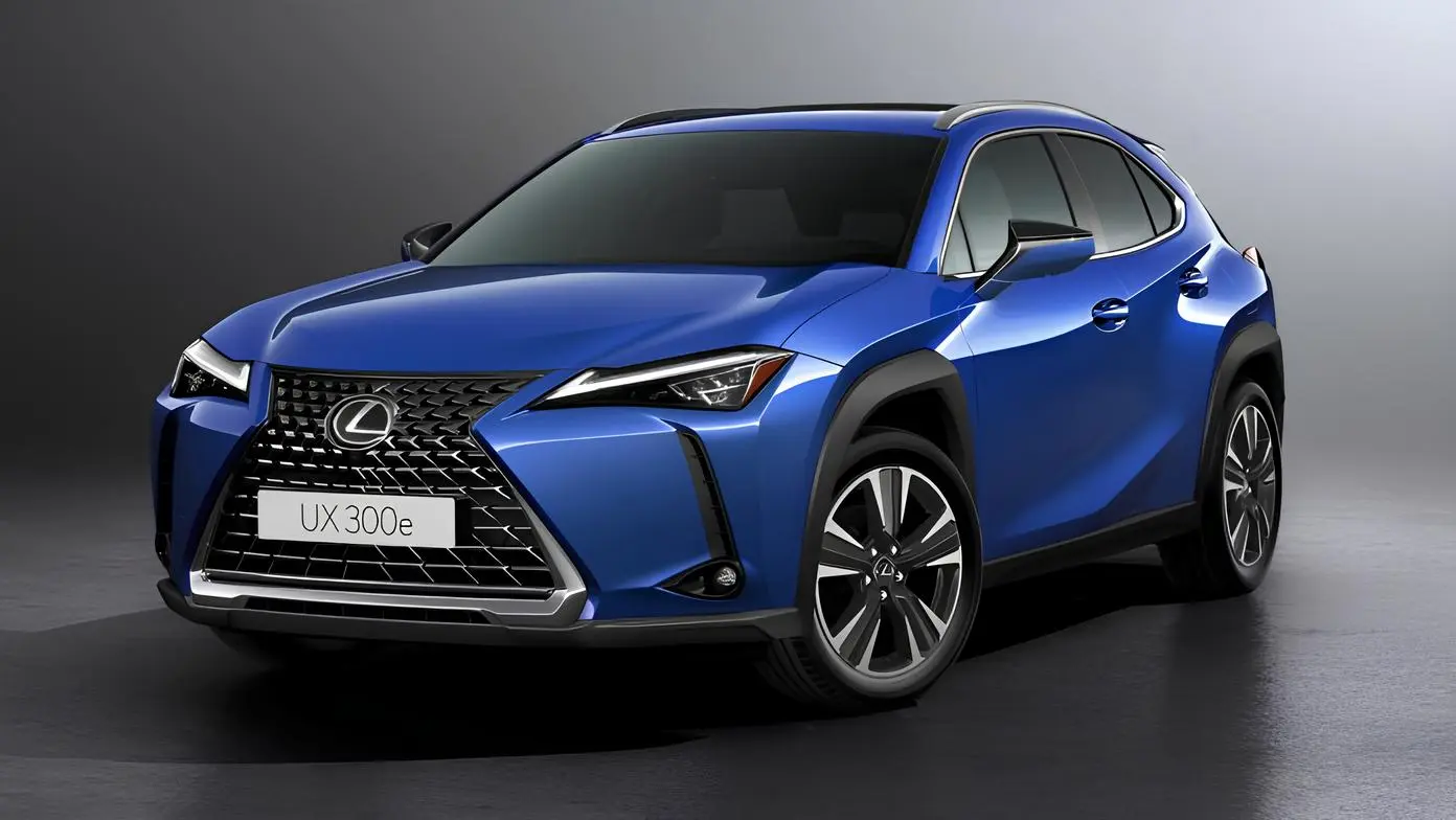 Синій електричний кросовер Lexus UX 300e у студії, вигляд спереду збоку, фірмова решітка та LED-оптика