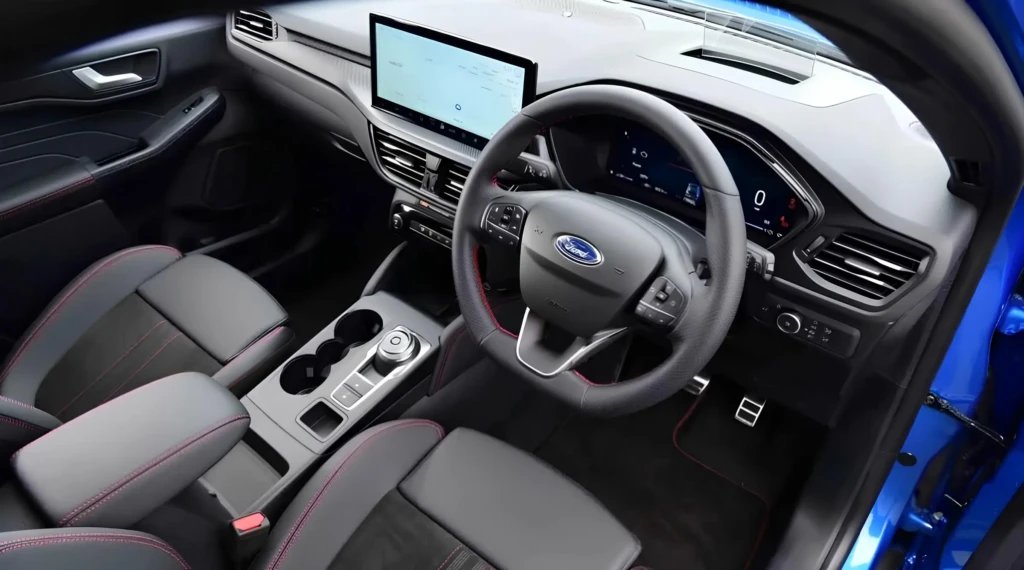 Салон Ford Kuga PHEV: руль, цифровая приборная панель и центральный экран, вид сверху со стороны водителя