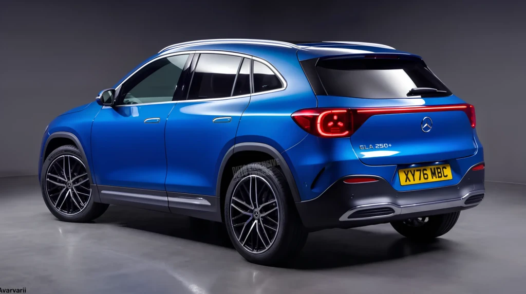 Mercedes-Benz GLA синего цвета в студии: вид сзади 3/4, сплошная LED-полоса фонарей и шильдик GLA 250+