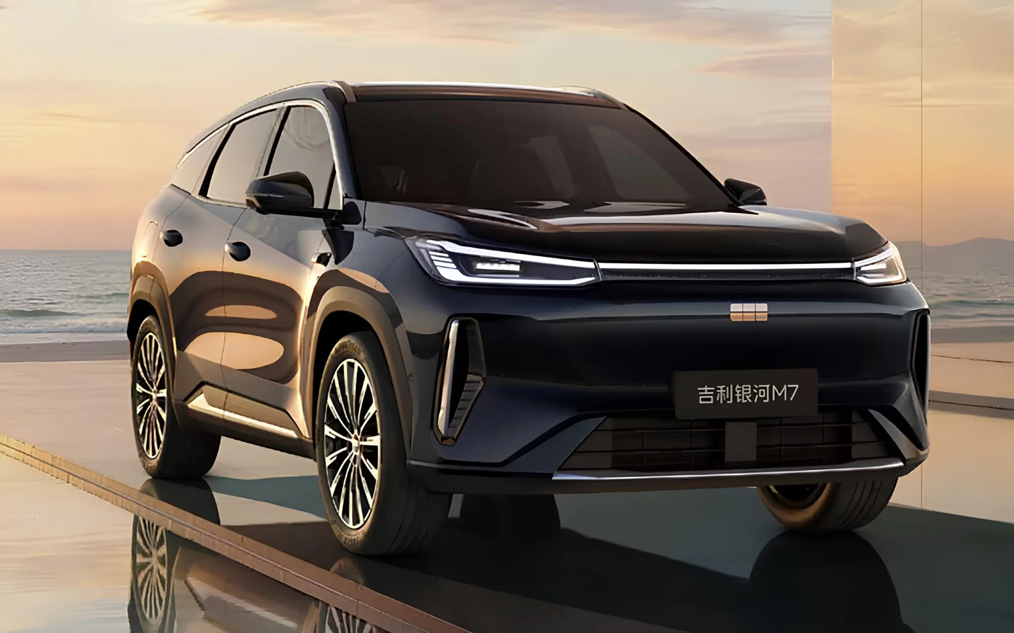 Geely Galaxy M7 на заході сонця: чорний кросовер, вигляд спереду 3/4, LED-оптика й океан на тлі