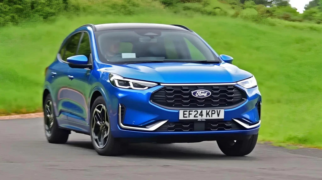 Синій Ford Kuga PHEV у русі на дорозі, вид спереду під кутом; зелений розмитий фон