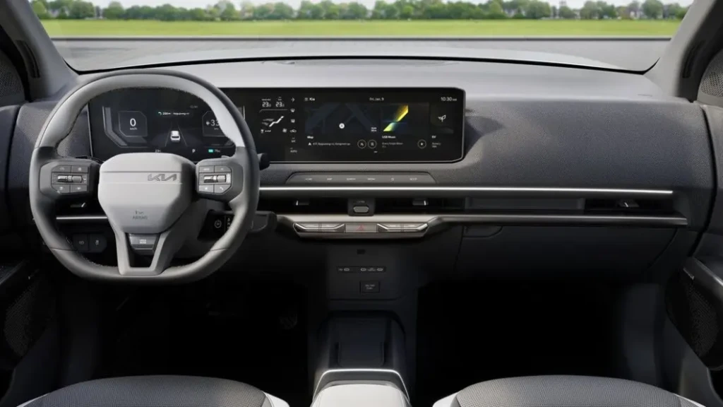 KIA EV2: інтер’єр електричного кросовера з цифровою панеллю приладів і широким мультимедійним дисплеєм