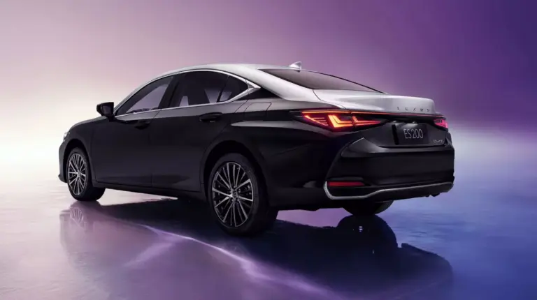 Колаж із трьох авто спереду: великий SUV Hyundai, електрокросовер BMW та синій електромобіль Nissan, порівняння дизайну передка