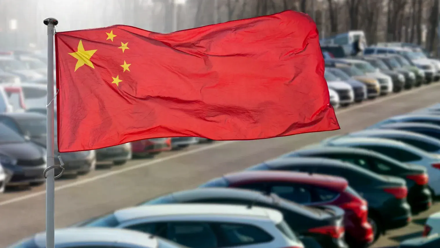 Автомобілі з Китаю в Україні: прапор Китаю на тлі автомобільного майданчика