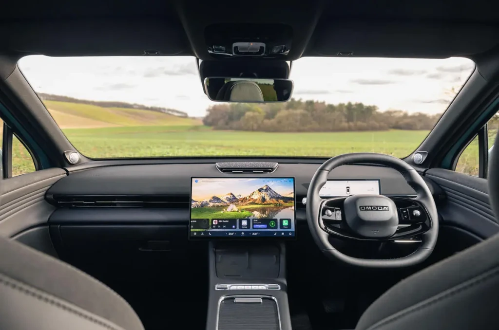 Салон Omoda 7: мінімалістична передня панель, великий центральний екран мультимедіа та кермо, вигляд з переднього ряду