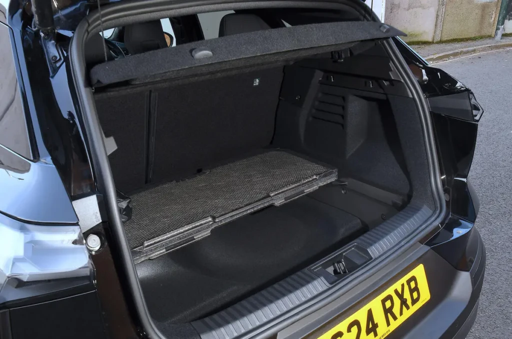 Багажник Renault Symbioz з відкритою кришкою: рівна підлога, полиця та широкий проріз завантаження