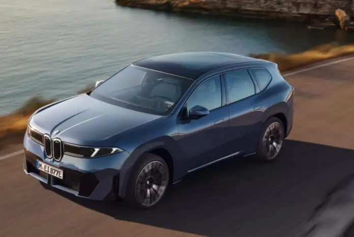 BMW iX3 Neue Klasse: електричний кросовер у русі прибережною дорогою