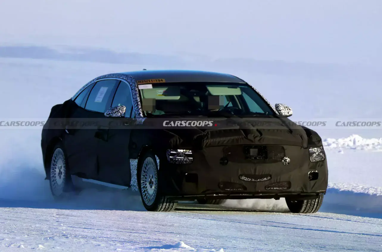 Genesis G80 гібрид: замаскований седан під час зимових дорожніх випробувань