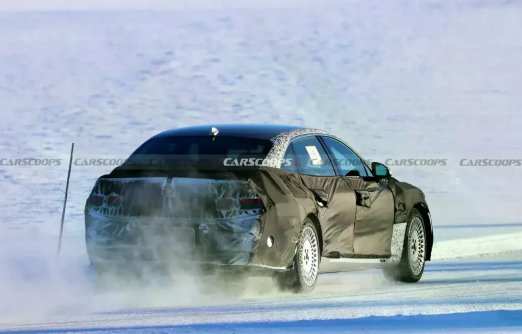 Genesis G80 гибрид: замаскированный седан в заднем ракурсе во время зимних тестов