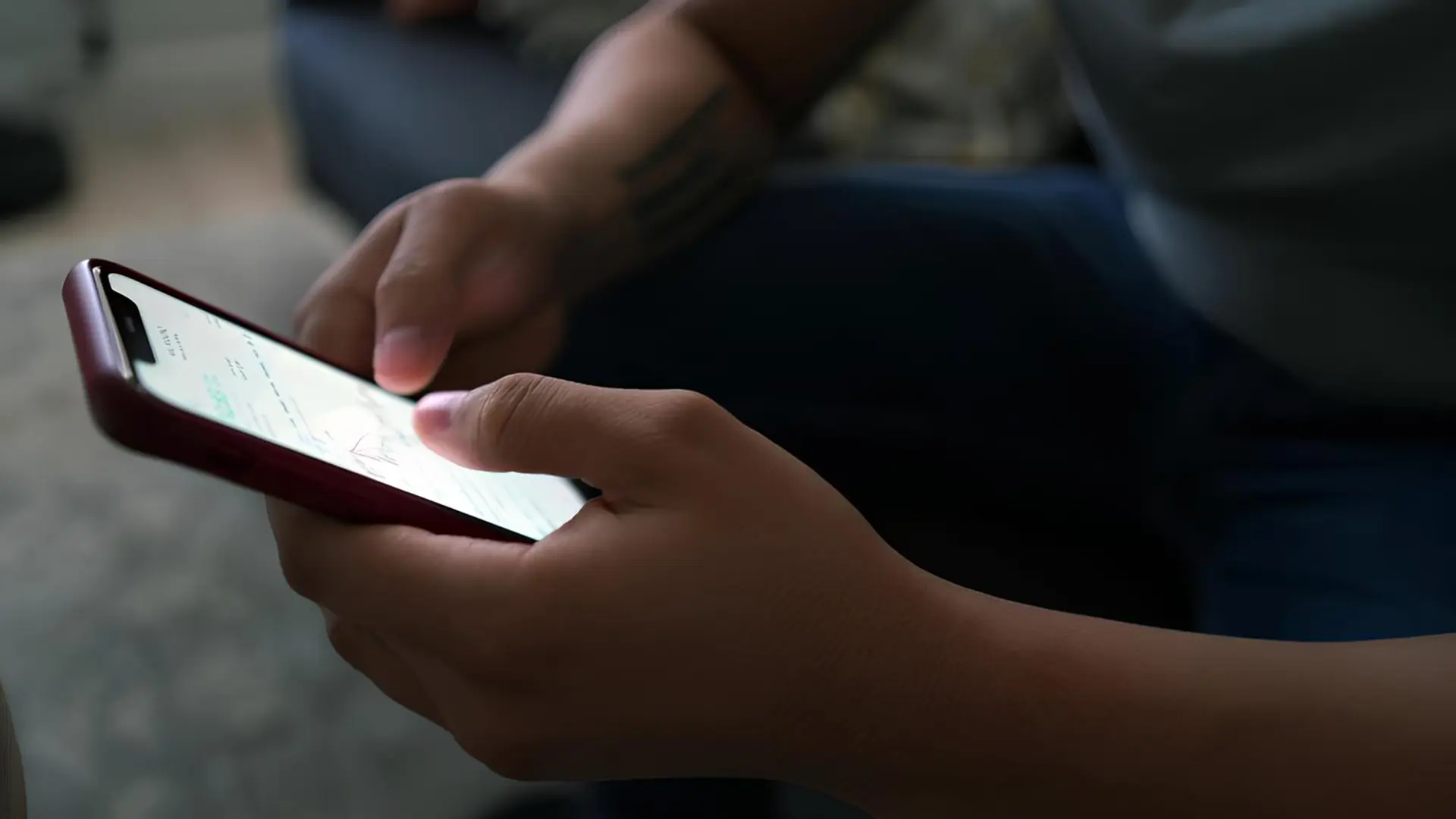 Людина тримає смартфон у руках і користується онлайн-сервісом єЧерга для легкових авто