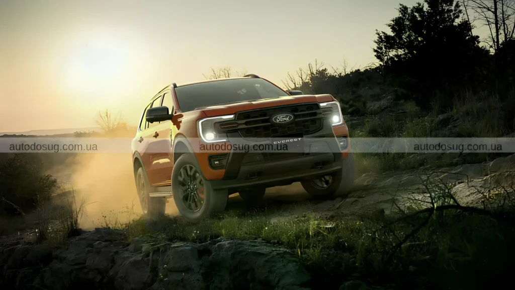 Ford Everest Wildtrak помаранчевого кольору на бездоріжжі під час тестової поїздки в Австралії