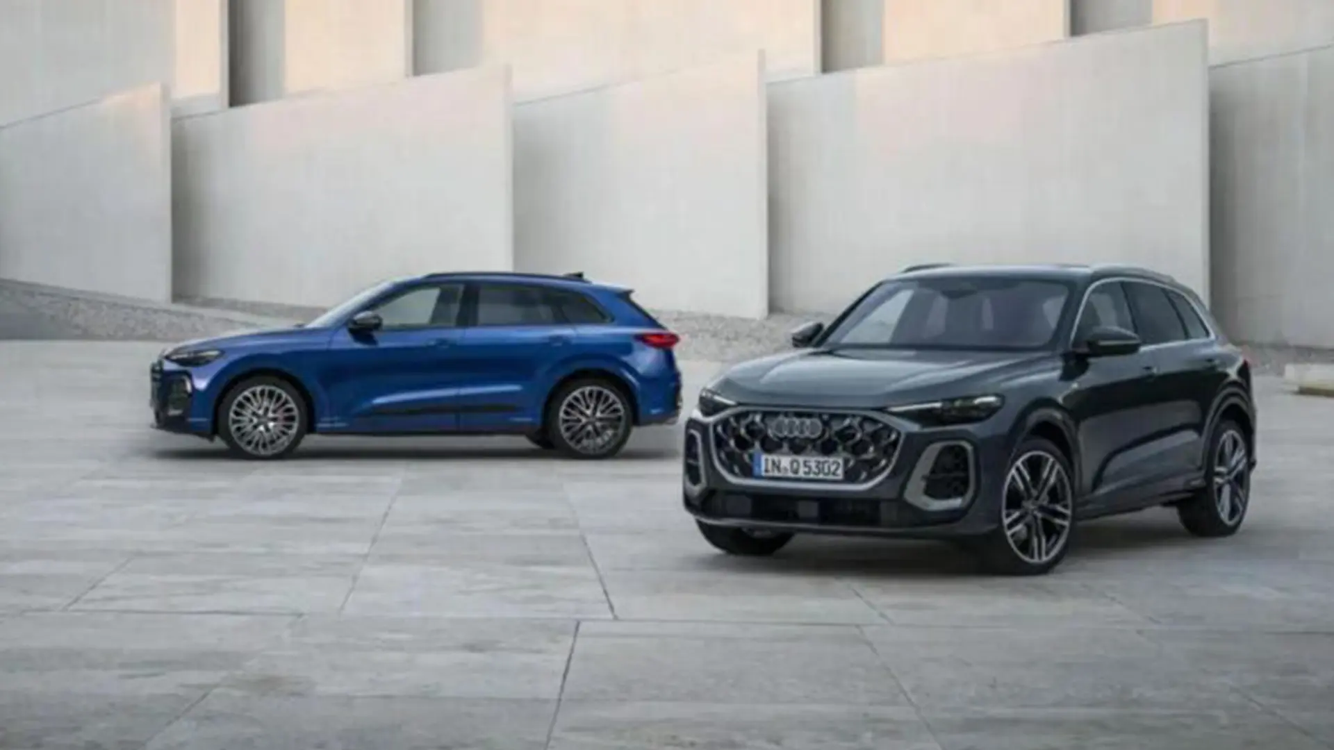 Два кросовери Audi Q5 на тлі сучасної будівлі