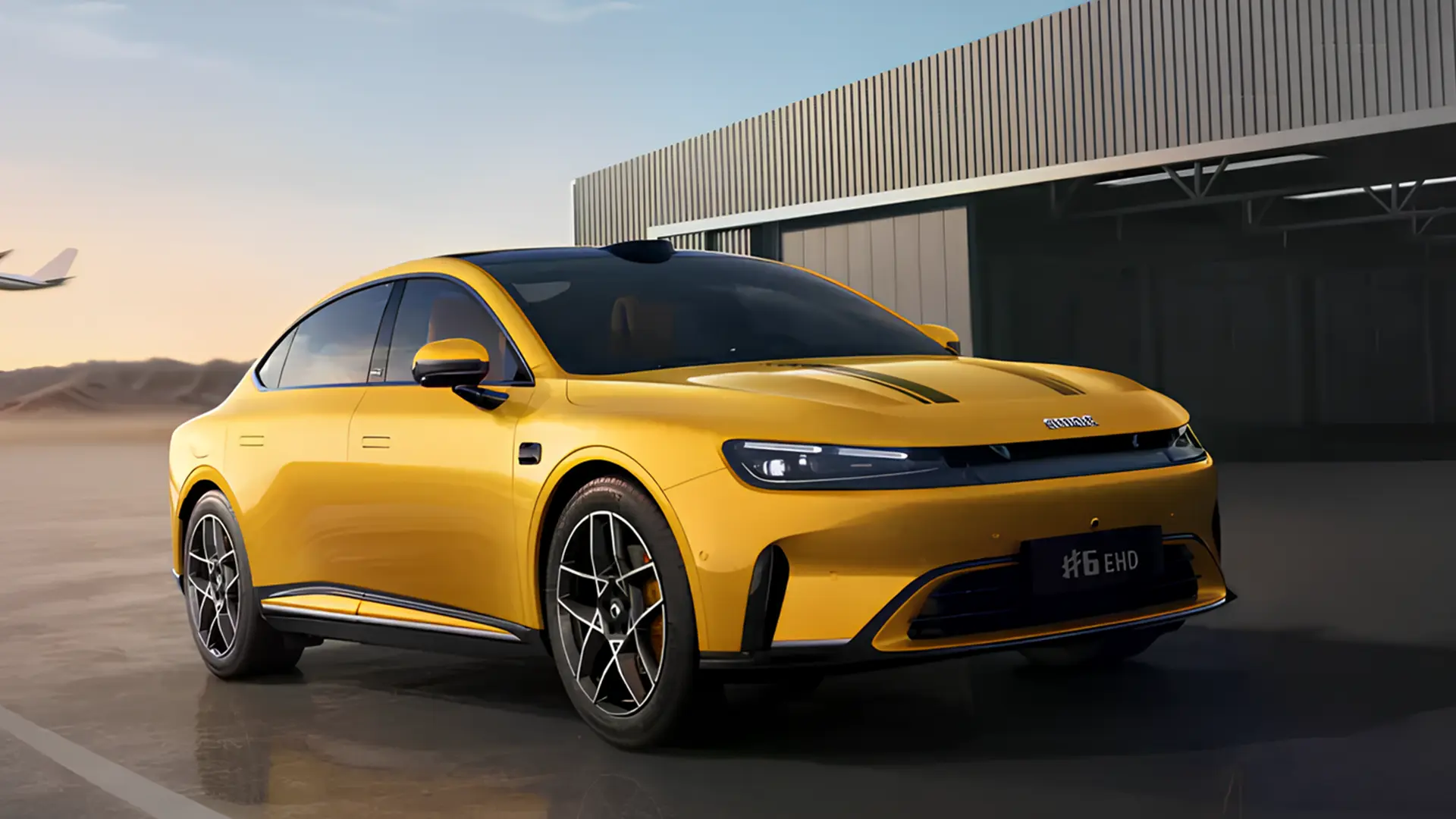 Жовтий smart #6 у ракурсі спереду збоку біля сучасної будівлі