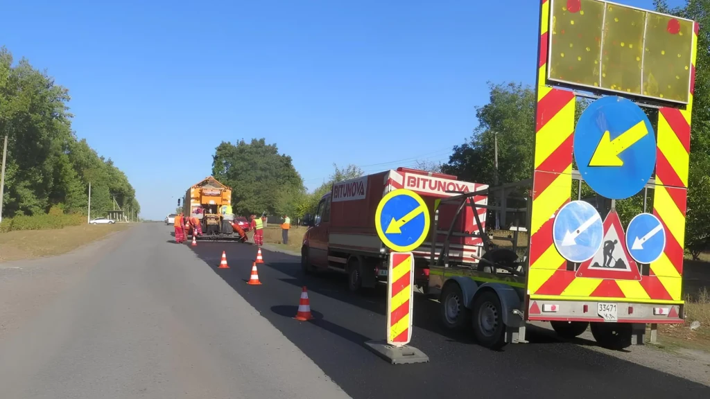Ремонт прифронтової дороги з укладанням нового асфальту, дорожньою технікою та знаками об’їзду