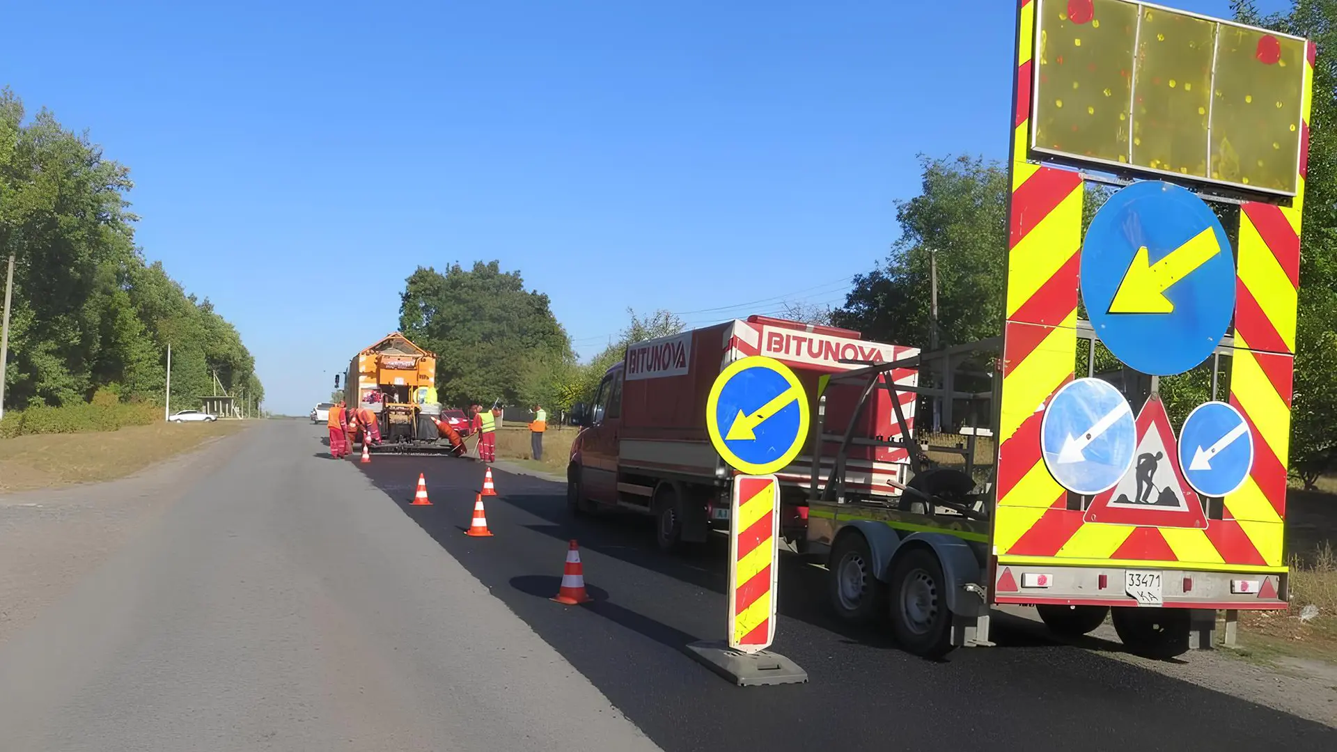 Ремонт прифронтової дороги з укладанням нового асфальту, дорожньою технікою та знаками об’їзду