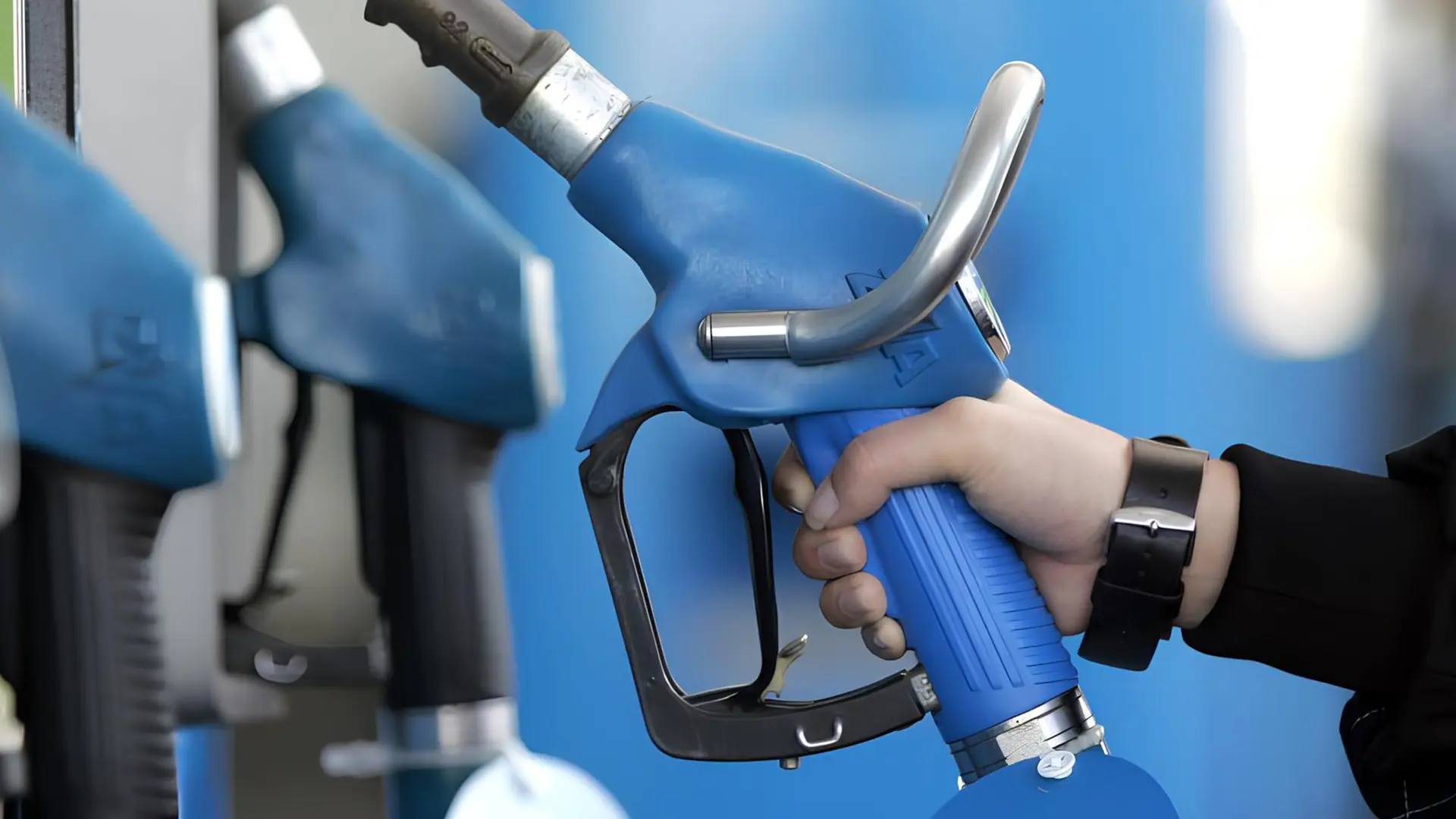 Заправний пістолет на АЗС як ілюстрація до теми дефіциту пального у Франції