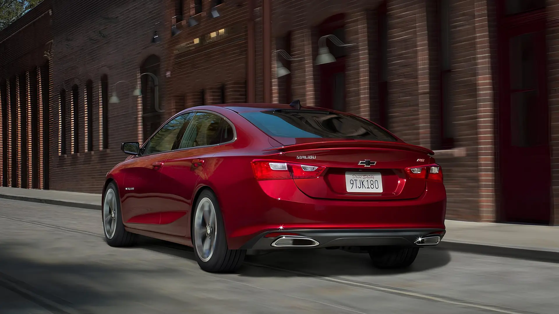 Chevrolet Malibu червоного кольору, вигляд ззаду під час руху містом, як ілюстрація до відкликання моделі