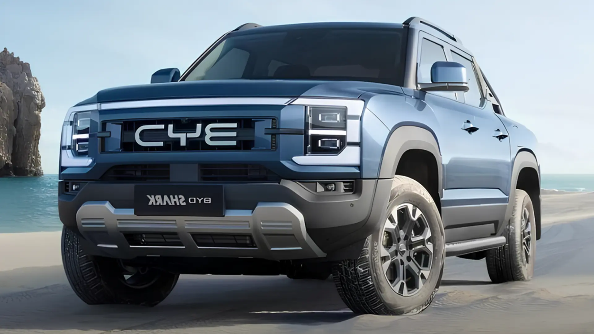 Оновлений BYD Shark 6 синього кольору, вид спереду збоку на піщаному узбережжі