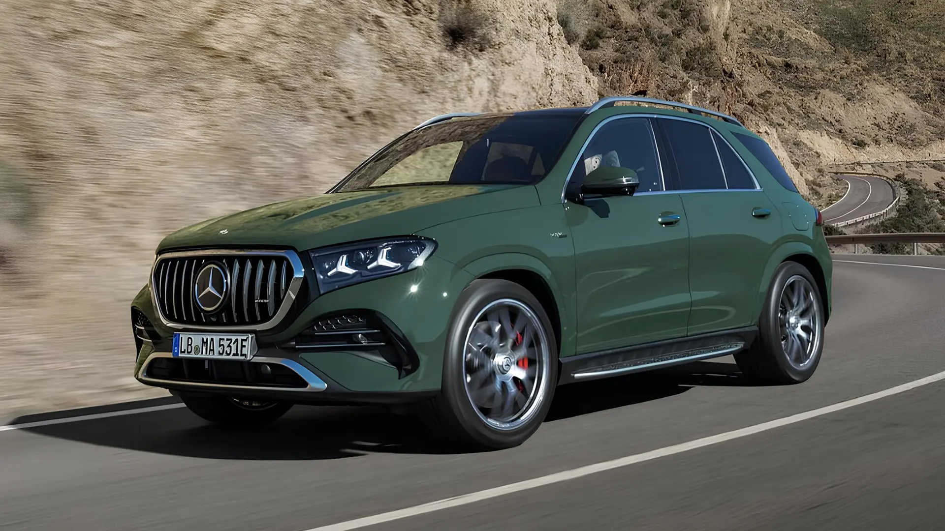 Зелений Mercedes-Benz GLE у русі гірською дорогою, вид спереду збоку