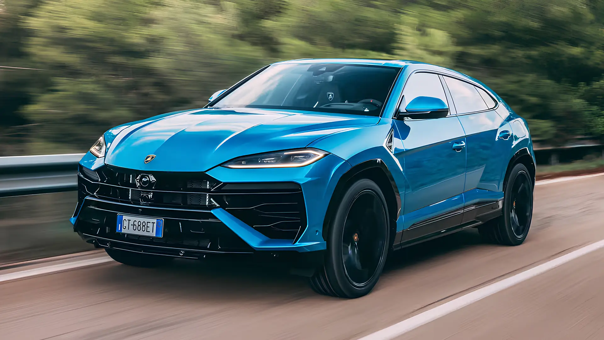 Синій Lamborghini Urus SE у русі, вигляд спереду збоку