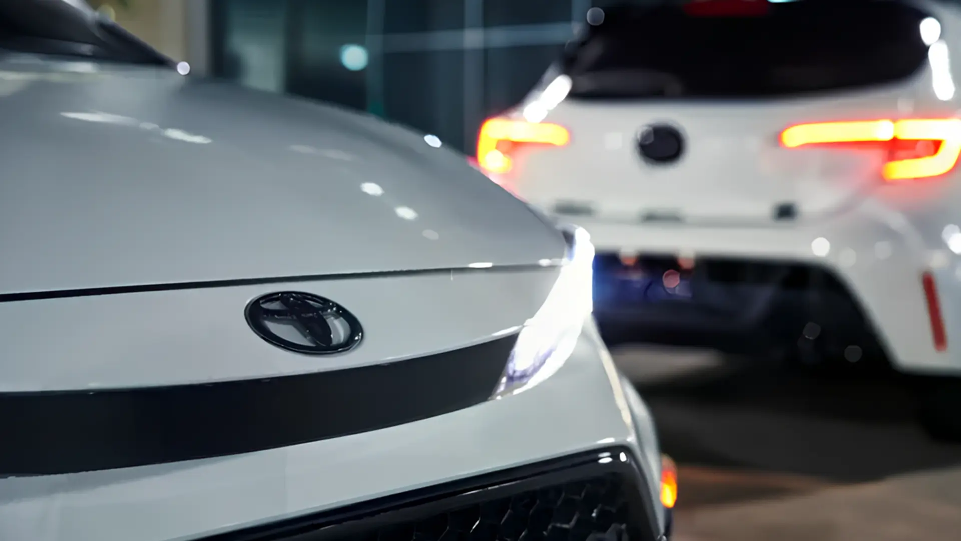 Toyota RAV4 EV у білому кольорі з LED-оптикою