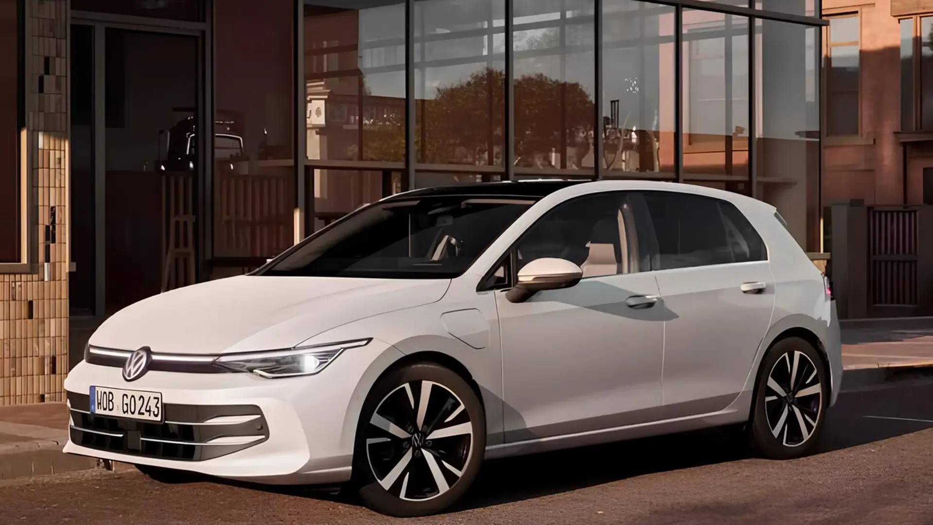 Білий Volkswagen Golf Hybrid біля сучасної будівлі