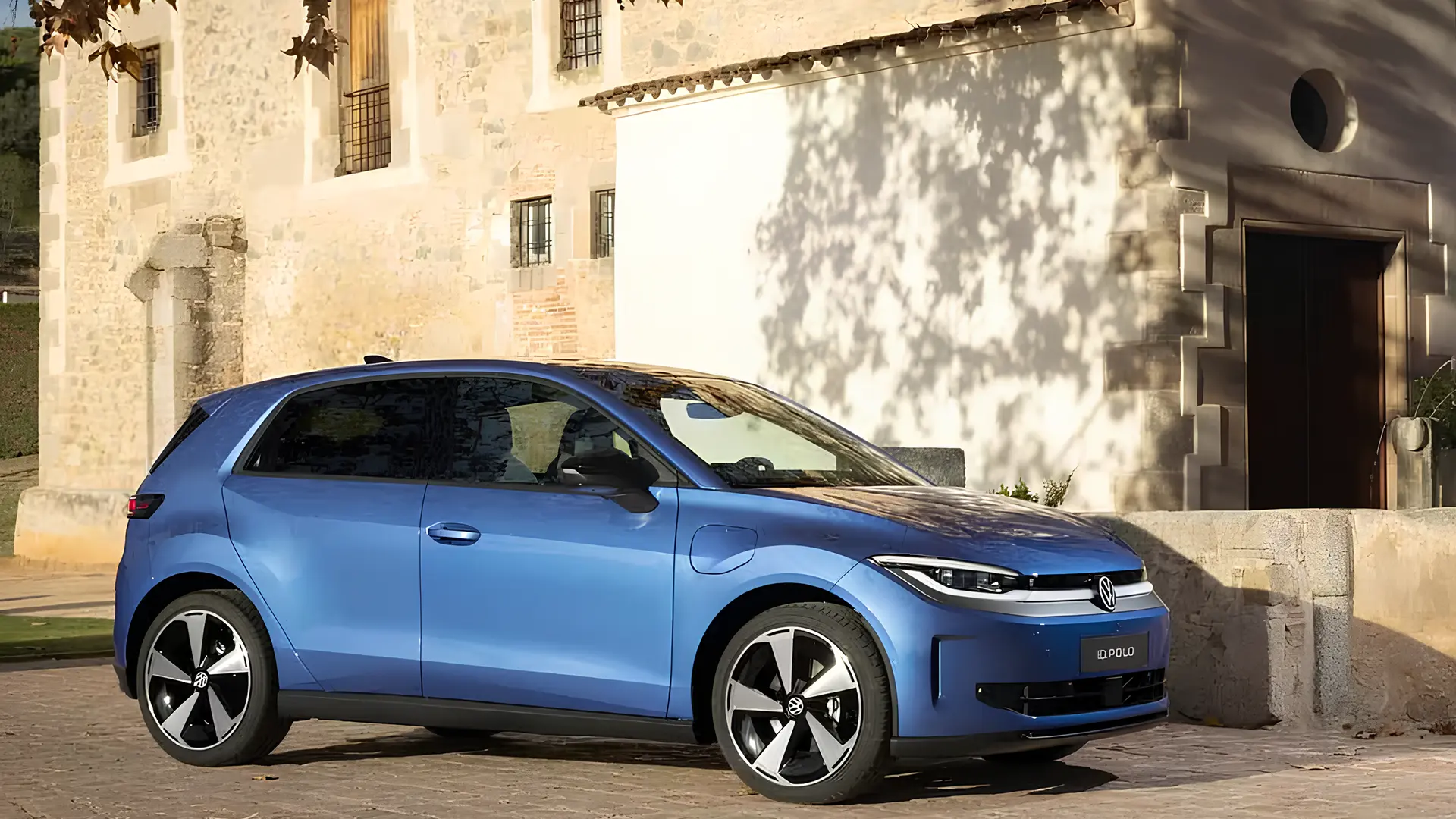 Синій Volkswagen ID. Polo 2027 припаркований біля історичної будівлі