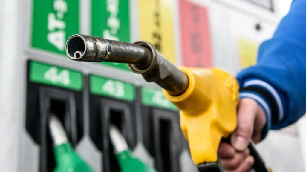 Паливний пістолет на автозаправці як ілюстрація теми паливного кешбеку та цін на бензин