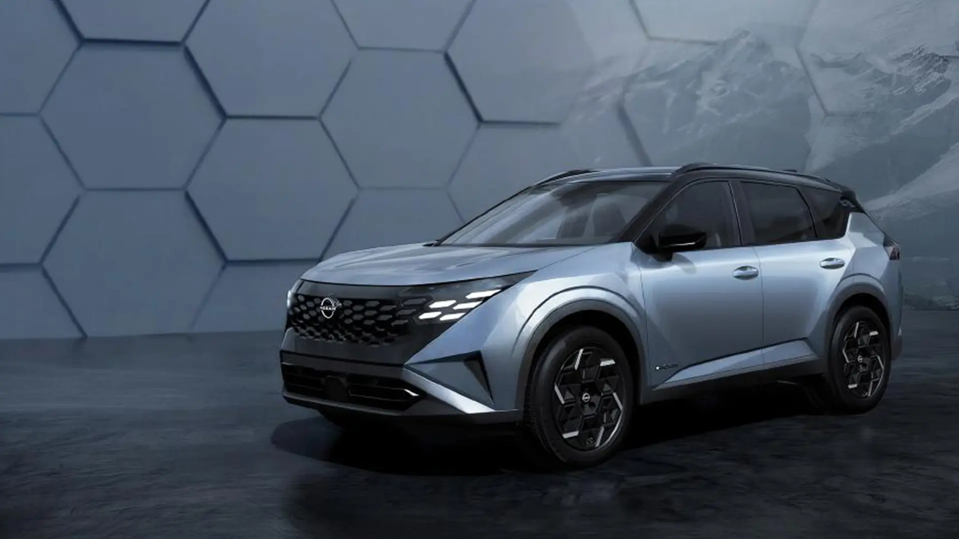 Nissan Rogue 2027 e-POWER сріблясто-блакитного кольору, вид спереду збоку в студійному просторі