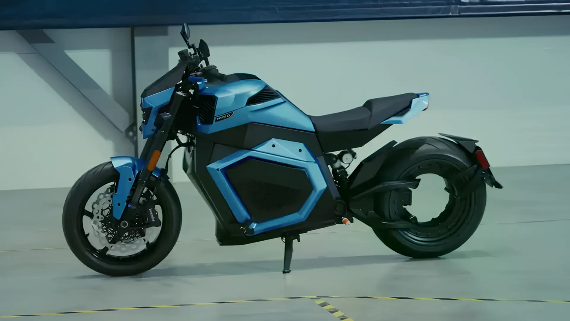 Електробайк із твердотільними акумуляторами у синьому кольорі, вигляд збоку