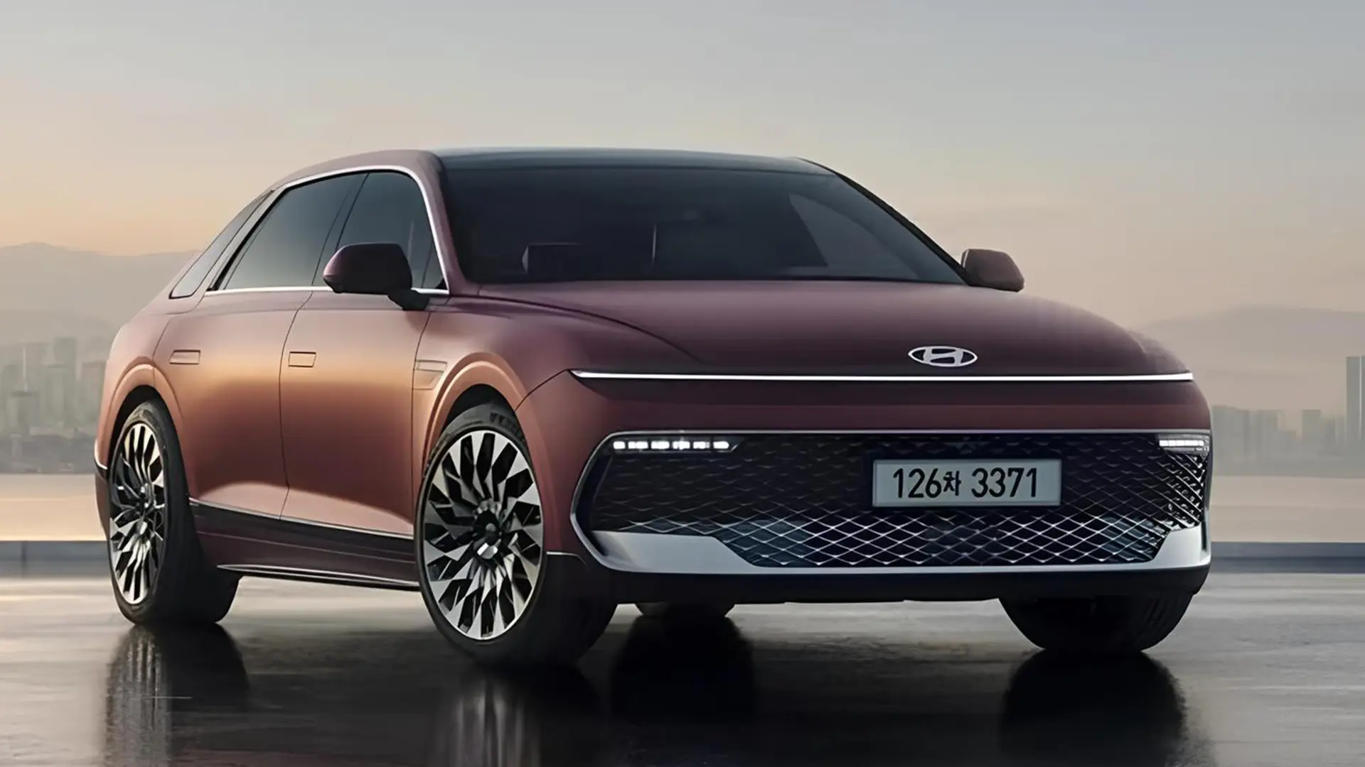 Hyundai Grandeur 2027 у бордовому кольорі на фоні міста