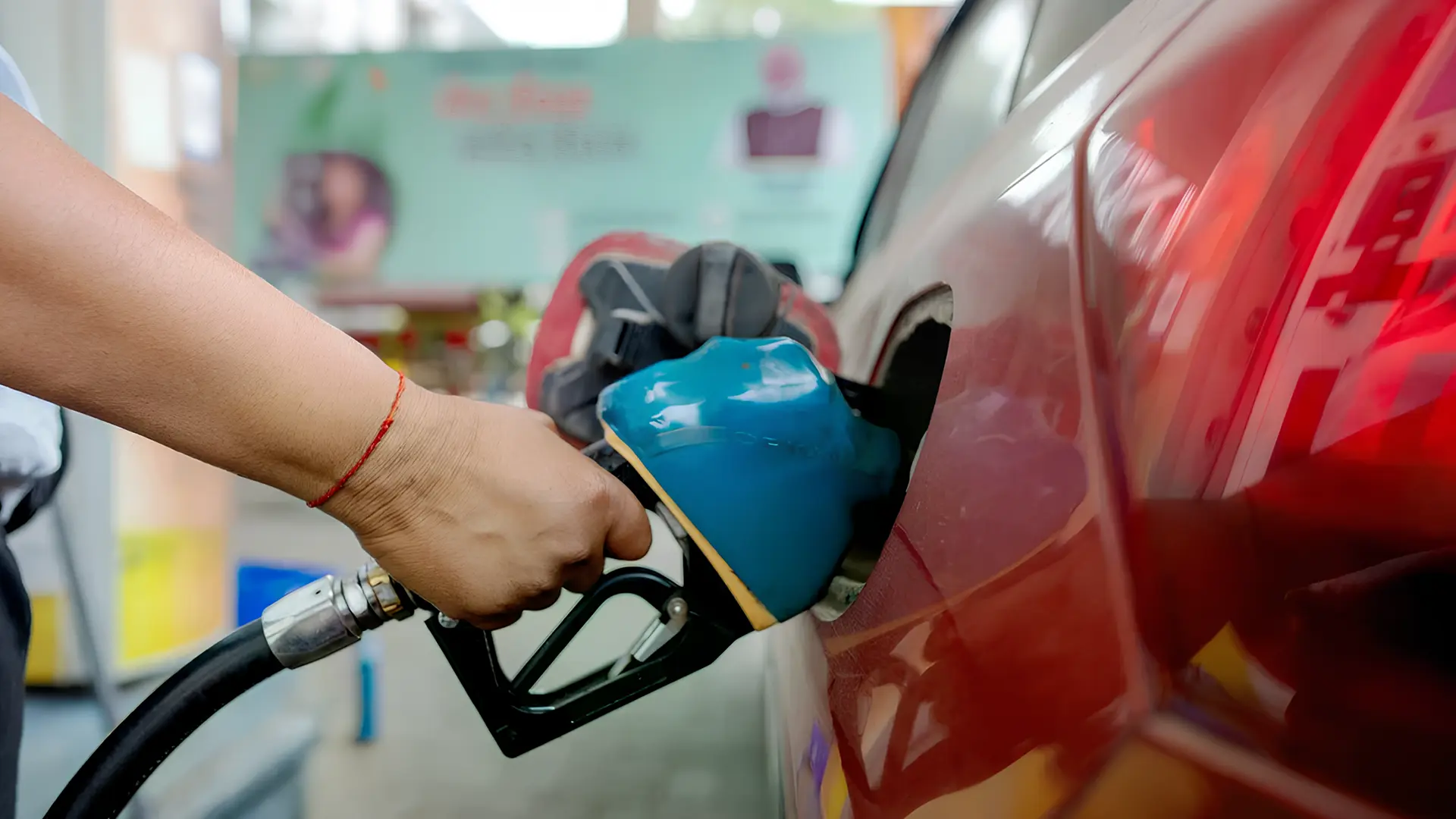 Заправка бензином легкового автомобіля як ілюстрація зростання цін на пальне та переходу українців на електромобілі