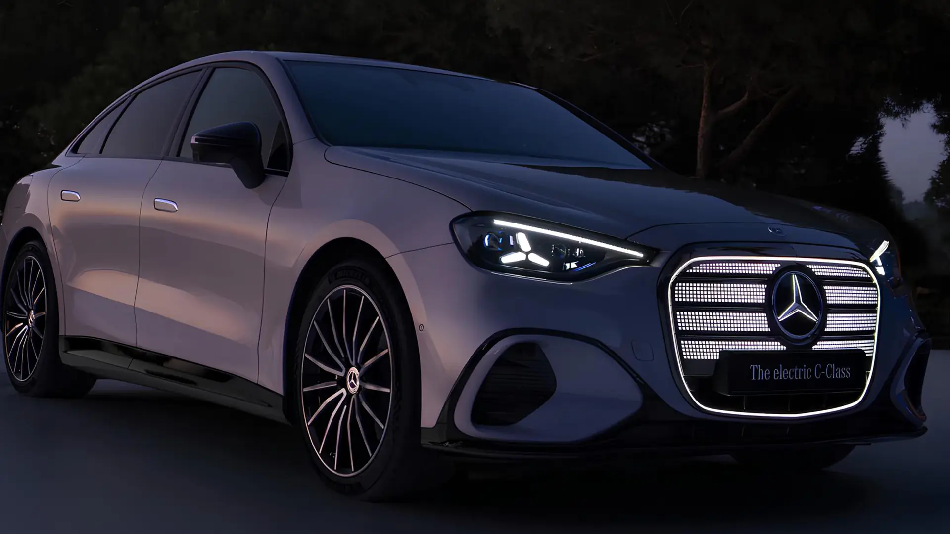 Електричний Mercedes C-Class на нічному зображенні з підсвіченою решіткою радіатора
