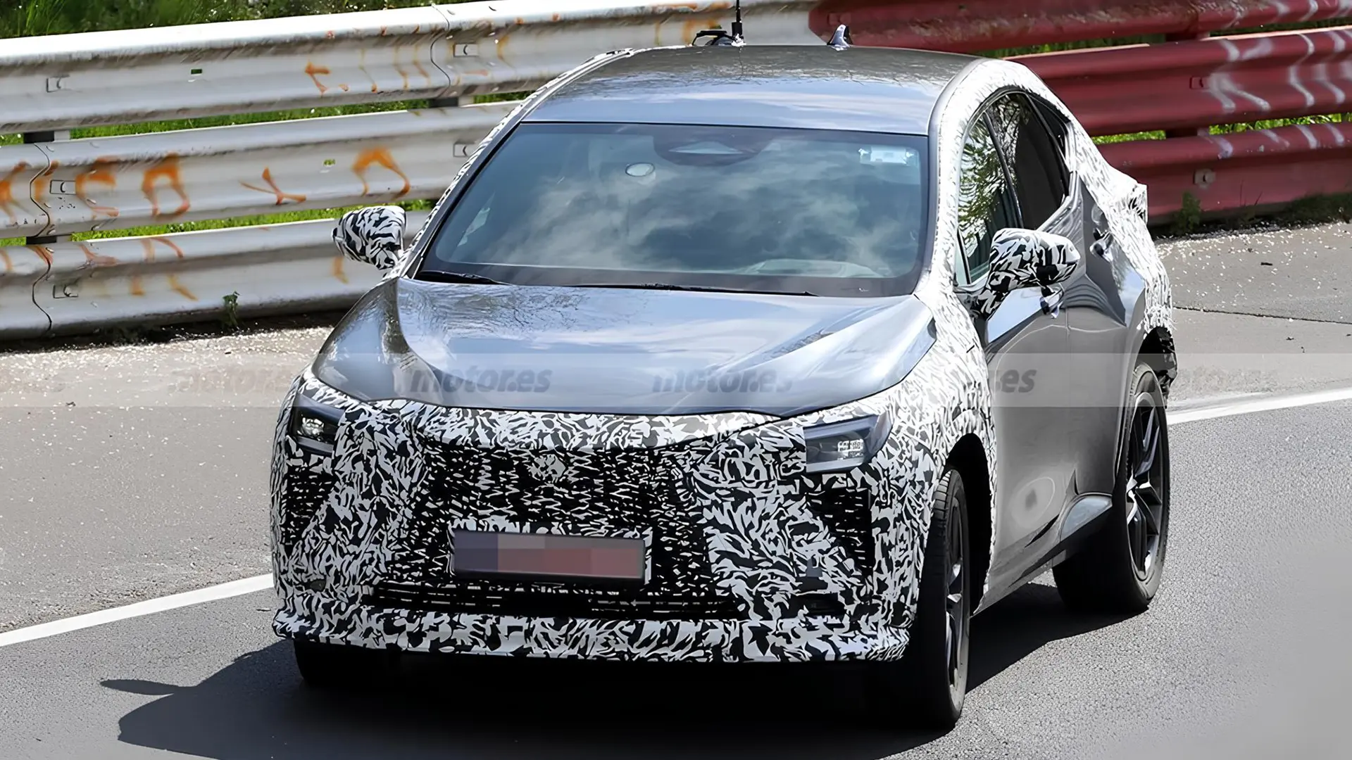 Прототип Lexus RX 2027 у камуфляжі під час дорожніх випробувань на трасі