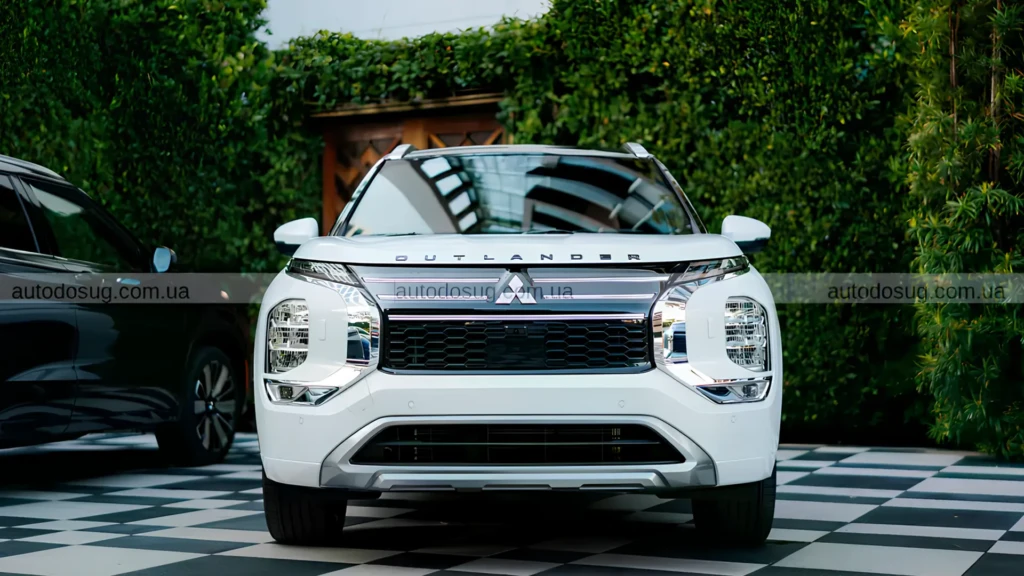 Mitsubishi Outlander 2026 спереду на презентації