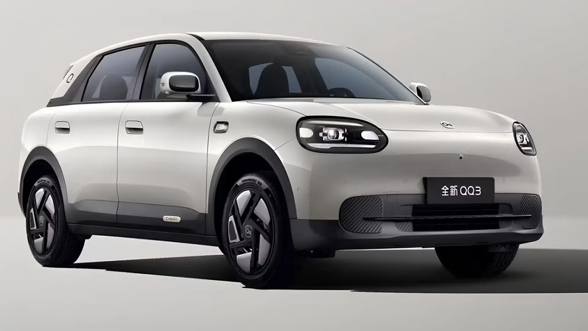 Електромобіль Chery QQ3 EV білого кольору, вигляд спереду збоку